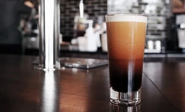 Pé de Cabra drink made with red wine, dark beer and chocolate